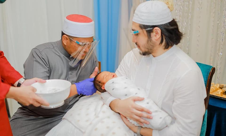 Cara Mentahnik Bayi yang Di Sunnahkan Dalam Islam